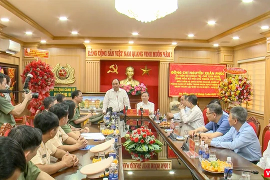 Chủ tịch nước Nguyễn Xuân Phúc phát biểu tại chuyến thăm Phòng Cảnh vệ miền Trung (Bộ Tư lệnh Cảnh vệ) đóng tại Đà Nẵng nhân kỷ niệm 5 năm ngày thành đơn vị