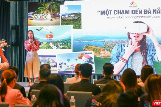 Bà Nguyễn Thị Hoài An - Giám đốc Trung tâm Xúc tiến Du lịch Đà Nẵng giới thiệu sản phẩm trải nghiệm cho du khách trên không gian số
