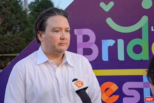 Ông Marc Knapper - Đại sứ Mỹ tại Việt Nam - trao đổi với báo giới tại Lễ hội âm nhạc Thu hẹp Khoảng cách lần đầu tiên diễn ra tại Đà Nẵng.