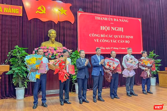 Bí thư Thành ủy Đà Nẵng Nguyễn Văn Quảng và Chủ tịch UBND TP Đà Nẵng Lê Trung Chinh trao quyết định cho các cá nhân.