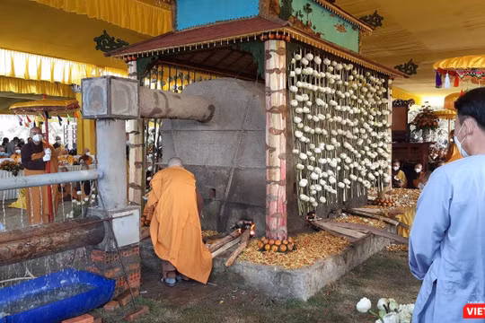 Kim quan Thiền sư Thích Nhất Hạnh chuẩn bị cho lễ Trà Tỳ