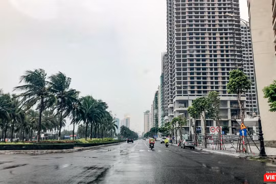 Đường ven biển Võ Nguyên Giáp (Đà Nẵng) bắt đầu có gió mạnh từ trưa ngày 27/9