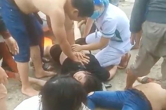 Nhân viên y tế và người dân nỗ lực cấp cứu các nạn nhân vụ chìm cano (ảnh T.Đ)