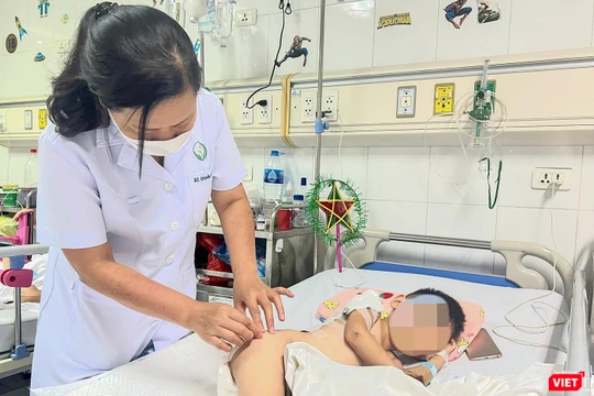 Bác sĩ Bệnh viện Hữu nghị Việt Đức chăm sóc bệnh nhân nhi