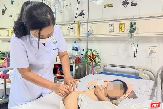 Bác sĩ Bệnh viện Hữu nghị Việt Đức chăm sóc bệnh nhân nhi