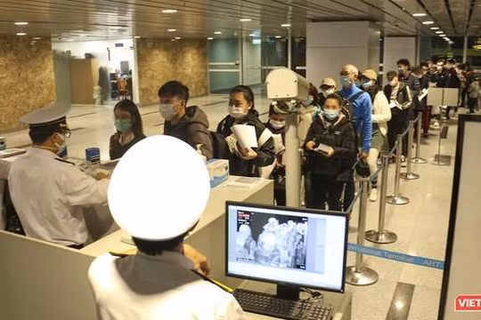 Khách quốc tế nhập cảnh vào sân bay quốc tế Đà Nẵng trong thời điểm khởi phát dịch SARS-CoV-2
