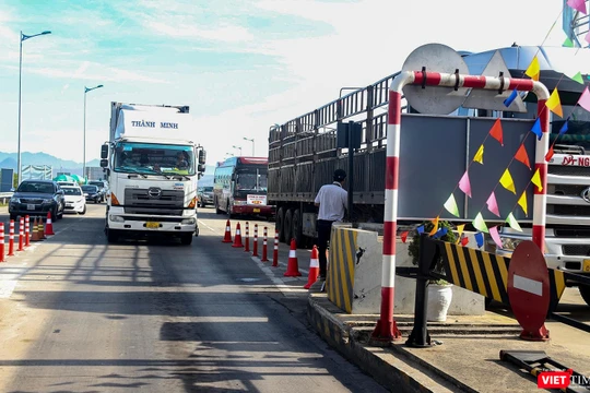 Trạm thu phí trên cao tốc Đà Nẵng - Quảng Ngãi ùn tắc trong ngày đầu áp dụng thu phí không dừng