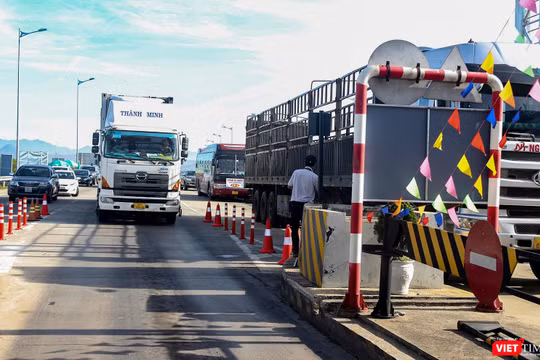 Trạm thu phí trên cao tốc Đà Nẵng - Quảng Ngãi ùn tắc trong ngày đầu áp dụng thu phí không dừng