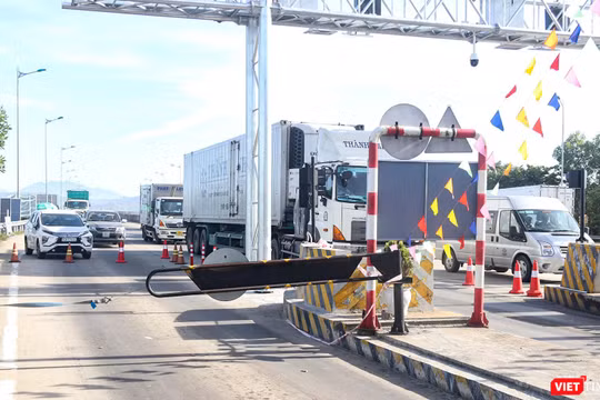 Phương tiện qua trạm thu phí trên tuyến cao tốc Đà Nẵng -Quảng Ngãi