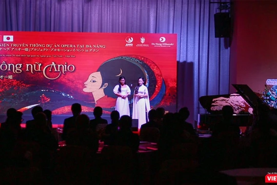 Hai danh ca soprano Đào Tố Loan và Bùi Thị Trang (vai Công nữ Anio) trình diễn một phân đoạn (màn thứ ba) trong Vở diễn mang tên Aria “Đàn bầu” tại buổi công bố 