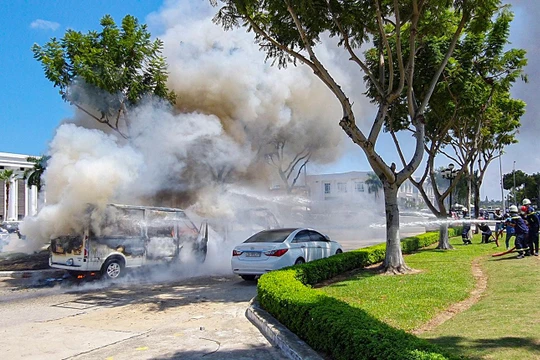 Lực lượng cảnh sát PCCC nỗ lực dập đám cháy (ảnh Thế Anh)