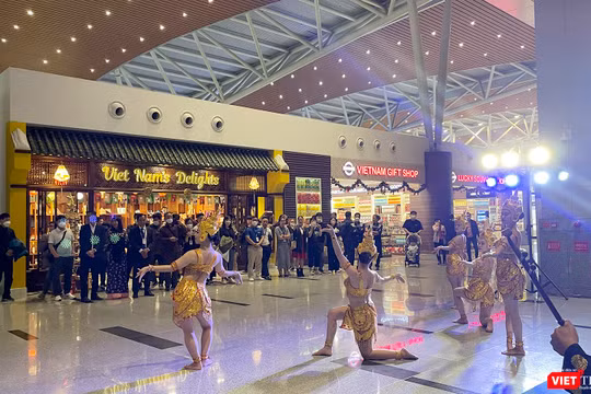 Biểu diễn nghệ thuật phục vụ du khách tại Nhà ga Quốc tế sân bay Đà Nẵng 