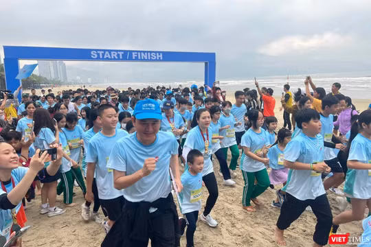 Giải chạy trực tiếp tại bãi biển Mỹ Khê, Đà Nẵng vào sáng 10/12 với hơn 1.000 vận động viên tham gia đường chạy, trong đó có 500 vận động viên nhí. 