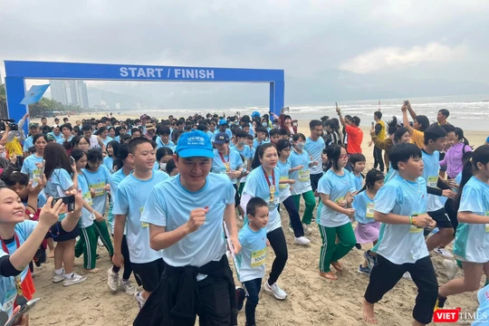 Giải chạy trực tiếp tại bãi biển Mỹ Khê, Đà Nẵng vào sáng 10/12 với hơn 1.000 vận động viên tham gia đường chạy, trong đó có 500 vận động viên nhí. 