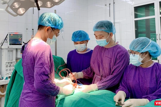 Các bác sĩ phẫu thuật cho bệnh nhân bị dập tinh hoàn khi đá bóng