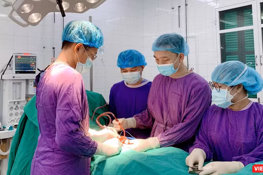 Các bác sĩ phẫu thuật cho bệnh nhân bị dập tinh hoàn khi đá bóng