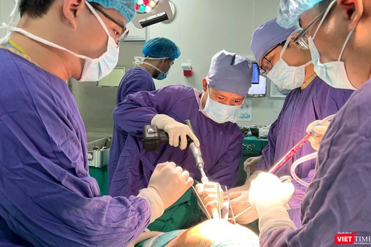 PGS.TS Nguyễn Mạnh Khánh - Phó Giám đốc Bệnh viện, Trưởng khoa Phẫu thuật Chi trên và Y học Thể thao Bệnh viện Hữu nghị Việt Đức - trực tiếp phẫu thuật thay toàn bộ khớp háng cho bệnh nhân người Pháp.