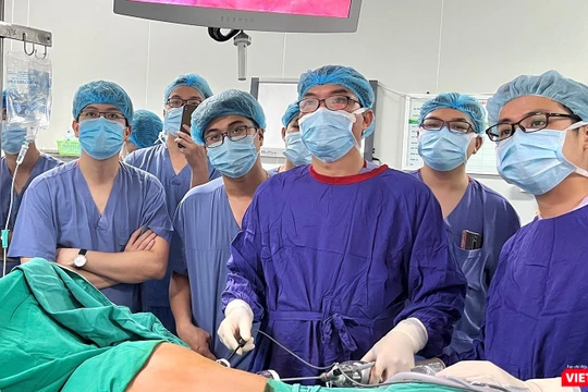 Ê kíp bác sĩ Bệnh viện Hữu nghị Việt Đức đang phẫu thuật cho bệnh nhân T.