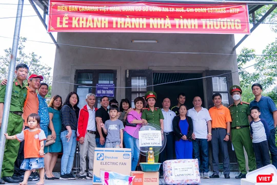 Đại diện Diễn đàn Caravan Việt Nam phối hợp cùng Đoàn Thanh niên Công an TP Huế tặng nhà tình thương cho người dân bị sập đổ do mưa bão