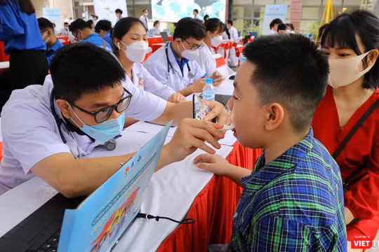 Các thầy thuốc trẻ khám cho trẻ em trong khuôn khổ lễ ra quân Hành trình Thầy thuốc trẻ làm theo lời Bác, tình nguyện vì sức khỏe cộng đồng năm 2022 diễn ra sáng ngày 14/5, tại TP Huế