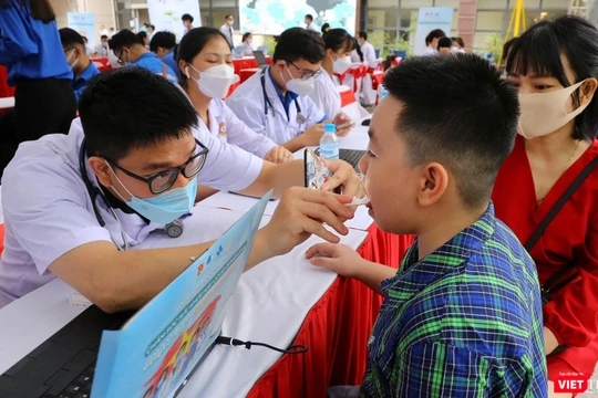 Các thầy thuốc trẻ khám cho trẻ em trong khuôn khổ lễ ra quân Hành trình Thầy thuốc trẻ làm theo lời Bác, tình nguyện vì sức khỏe cộng đồng năm 2022 diễn ra sáng ngày 14/5, tại TP Huế