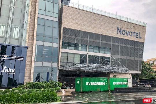 Khách sạn trên đường Bạch Đằng (Đà Nẵng) dùng container chằng chống cửa để ứng phó với bão Noru