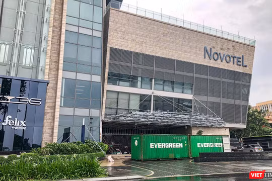 Khách sạn trên đường Bạch Đằng (Đà Nẵng) dùng container chằng chống cửa để ứng phó với bão Noru