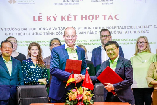 Đại diện Hiệp hội St. Bonifatius Hospitalgesellschaft Lingen e.V. (CHLB Đức) và ĐH Đông Á (Đà Nẵng) tại lễ ký kết