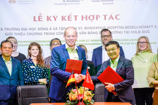 Đại diện Hiệp hội St. Bonifatius Hospitalgesellschaft Lingen e.V. (CHLB Đức) và ĐH Đông Á (Đà Nẵng) tại lễ ký kết