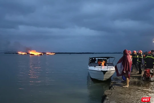 Hiện trường vụ cháy tàu ở bến Cửa Đại (Hội An, Quảng Nam) (ảnh bạn đọc cung cấp)