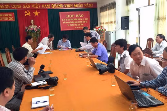 Quang cảnh buổi họp báo - Ảnh: Bá Dũng