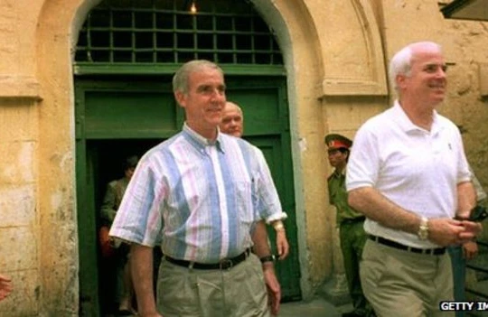 Hai ông Peterson và McCain thăm lại Hỏa Lò sau khi Việt Nam và Mỹ đã bình thường hóa quan hệ