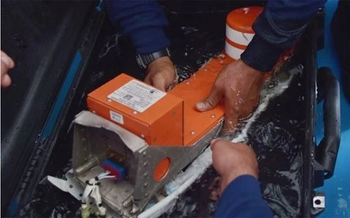 Phần đầu tiên của hộp đen máy bay AirAsia được tìm thấy ngày 12/1 - Ảnh: AP.