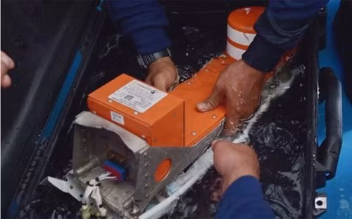 Phần đầu tiên của hộp đen máy bay AirAsia được tìm thấy ngày 12/1 - Ảnh: AP.