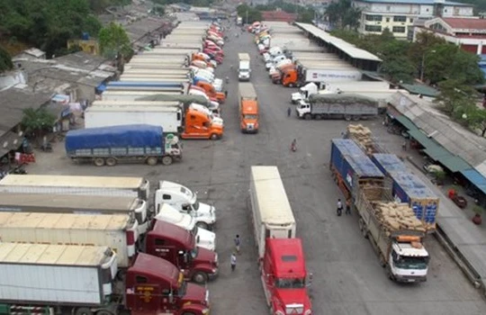 Xe chở nông sản đậu chật kín trong kho bãi của cửa khẩu Tân Thanh 
