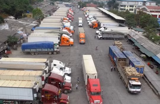 Xe chở nông sản đậu chật kín trong kho bãi của cửa khẩu Tân Thanh 