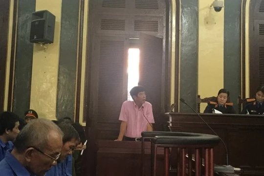 Ông Bình trình bày trước phiên tòa về qui định riêng của Agribank liên quan đến quyền nâng phán quyết cho vay