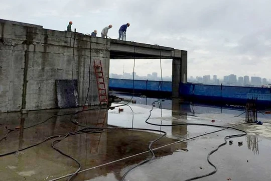 Công nhân tháo dỡ tầng thượng "pháo đài" 8B Lê Trực