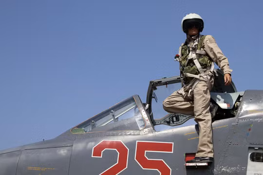 Một phi công Nga bên chiếc Su-25 tại căn cứ Hmeimim ở Syria - Ảnh: AFP