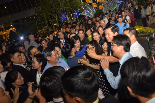 Tân Bí thư Thành ủy TPHCM Đinh La Thăng chụp selfie với người dân Sài Gòn đến tham quan tại đường hoa. Nhiều người dân thích thú với sự thân thiện, gần gũi của ông...