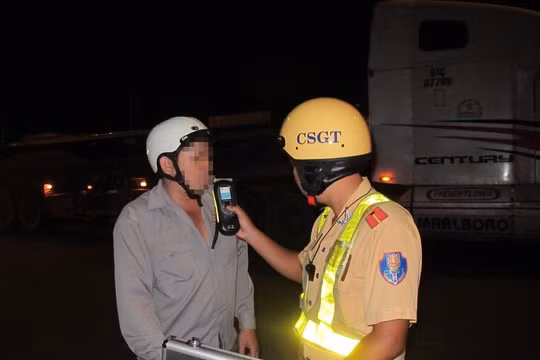 CSGT TP HCM đo nồng độ cồn của người điều khiển phương tiện tham gia giao thông 