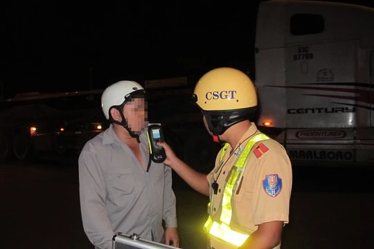 CSGT TP HCM đo nồng độ cồn của người điều khiển phương tiện tham gia giao thông 