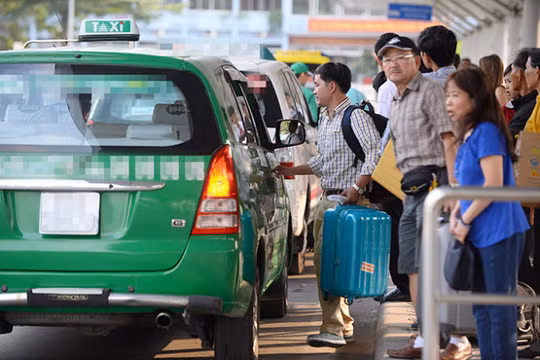 Hành khách đón taxi tại sân bay Tân Sơn Nhất, TP.HCM