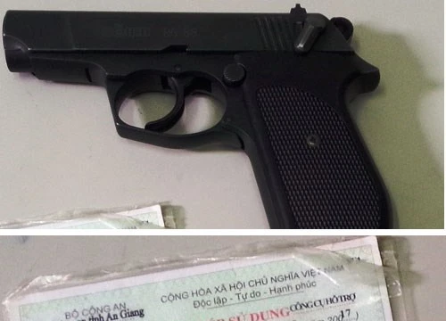 Súng và giấy phép sử dụng súng bị công an tạm giữ