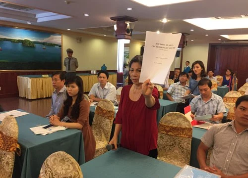 Một khách hàng đưa ra bằng chứng cho thấy một căn hộ bán cho 5 người