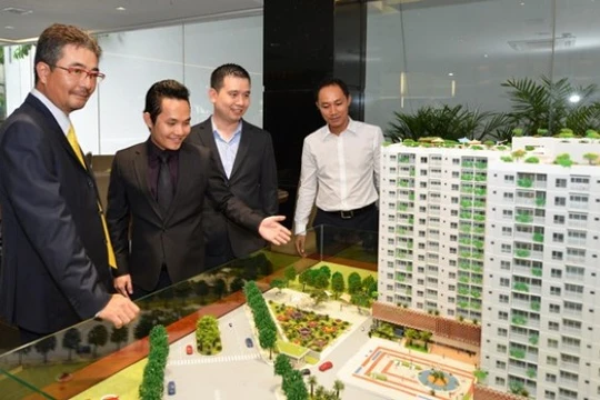 Ông Nguyễn Bá Sáng – Chủ tịch HĐQT An Gia Investment giới thiệu dự án BĐS với Ông Toshihiko Muneyoshi, Chủ tịch Quỹ Đầu Tư Creed Group