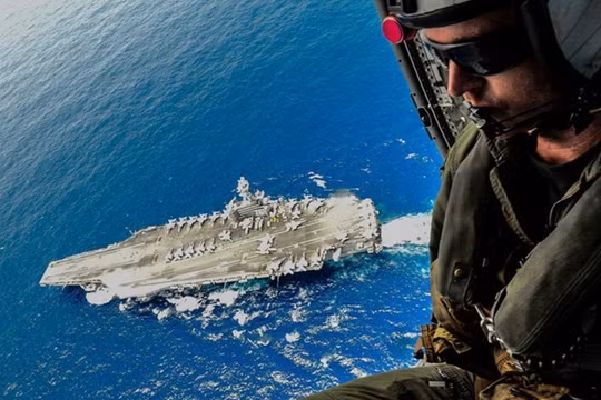 Tàu sân bay USS Ronald Reagan thuộc Hạm đội 3 của Hải quân Mỹ được điều sang hỗ trợ Hạm đội 7- Ảnh: AFP