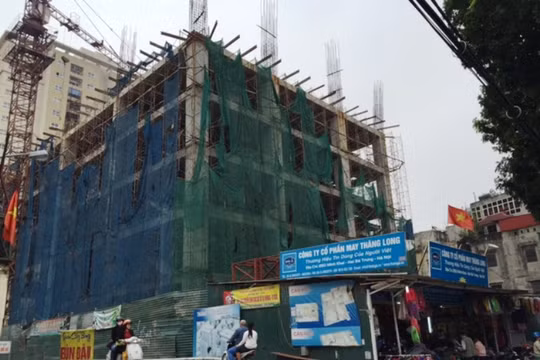 Phần đất của công ty May Thăng Long (250 Minh Khai, Hai Bà Trưng) hiện nay là một công trình chung cư - nhà ở cao tầng, khu vực phía bên trong đã đi vào hoạt động với dân cư đông đúc. Ảnh: Đình Vũ