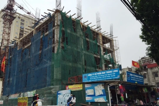 Phần đất của công ty May Thăng Long (250 Minh Khai, Hai Bà Trưng) hiện nay là một công trình chung cư - nhà ở cao tầng, khu vực phía bên trong đã đi vào hoạt động với dân cư đông đúc. Ảnh: Đình Vũ