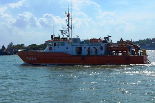 Tàu CN09 của BĐBP Nghệ An xuất phát vào chiều 17-6 để đưa thi thể phi công Trần Quang Khải vào bờ - Ảnh: Lê Thạch